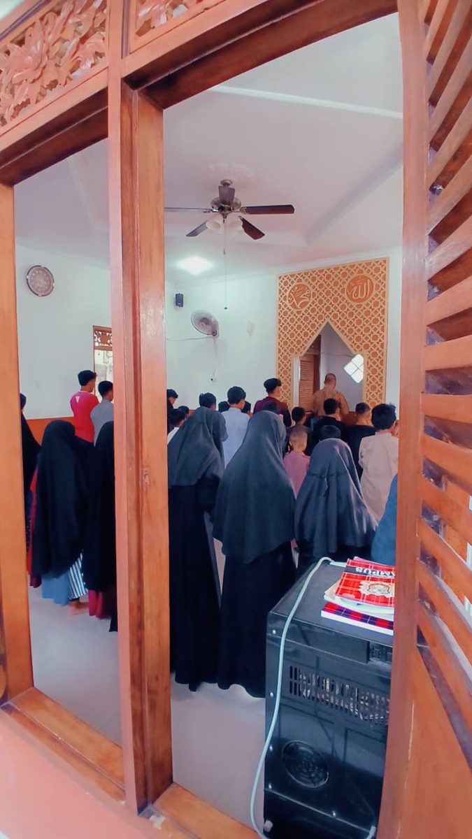 Shalat berjamaah di mushola
