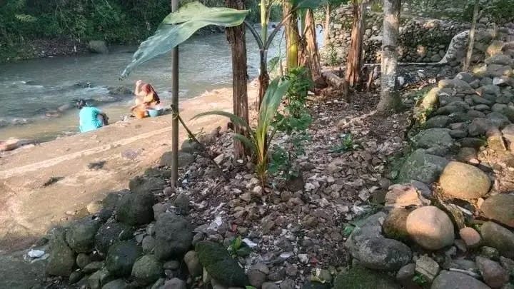 Sumber air warga di tepi sungai