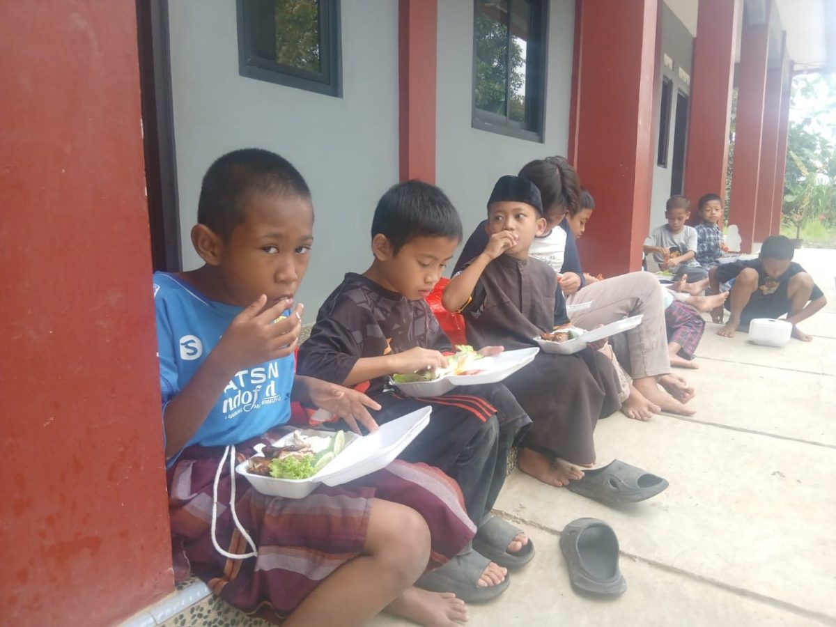 Makan bersama anak-anak